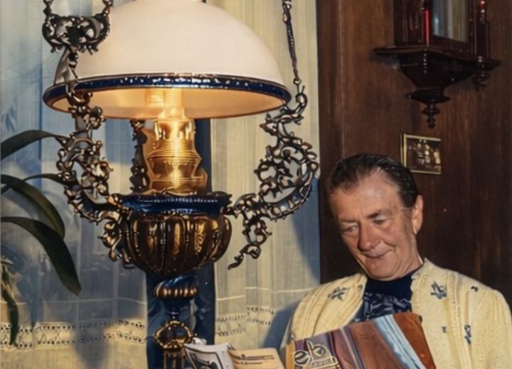 Grietje Tump leest de Elisabethbode bij het licht van de olielamp in 1963