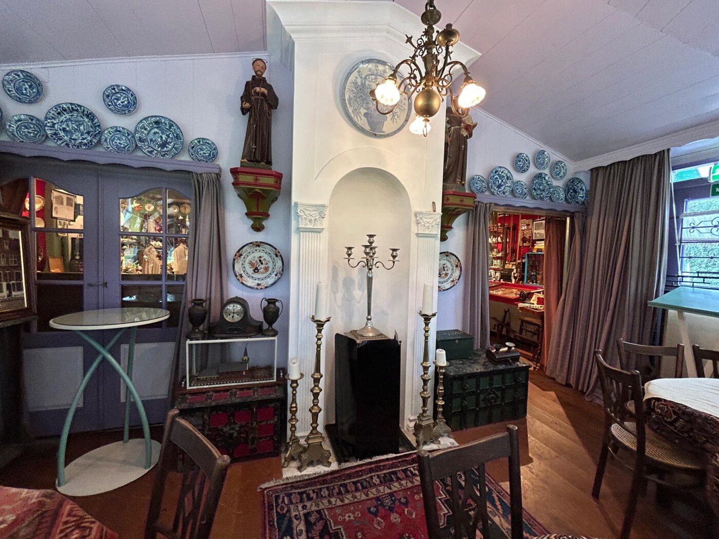 Historische kamer met schouw, servies en zitplaatsen